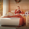 Jesienny relaks w domu z kubkiem napoju – inspiracja Home&You